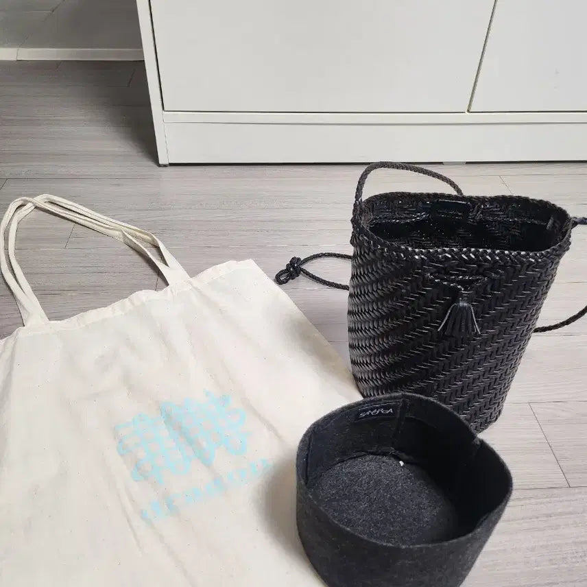 [BUNJANG] Dragon Diffusion Pom Pom Bucket Bag Dark Brown / 드래곤디퓨전 폼폼 버킷백 다크브라운