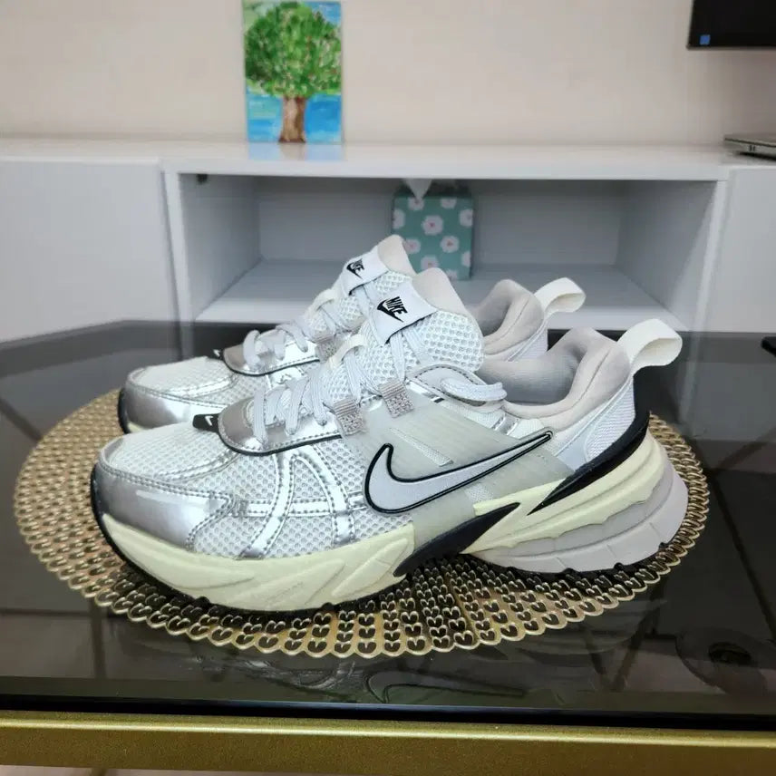 [BUNJANG] Nike V2K Run Sneakers (Size 245) / 나이키 V2K 런 운동화 (245)