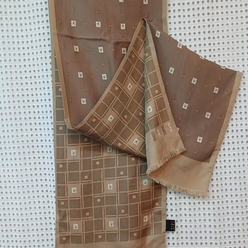 [BUNJANG] Daks Brown Plaid Pattern Scarf / 닥스 스카프 브라운 격자 패턴