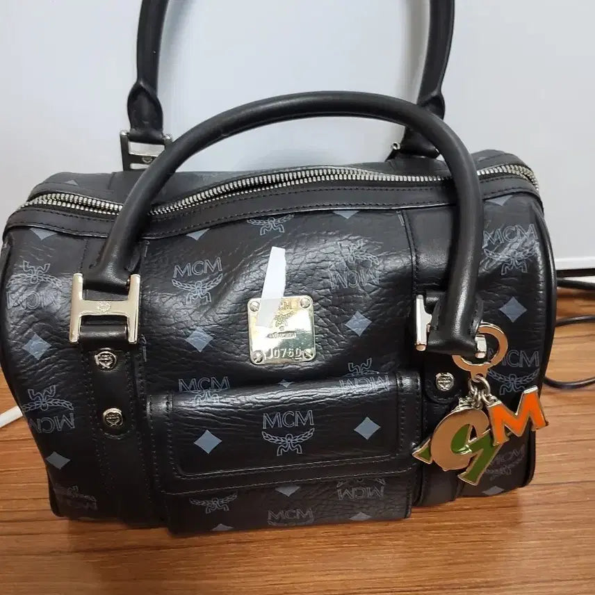 [BUNJANG] MCM Signature Logo Pattern Tote Bag with Charm / MCM 가방 성주택 있어요