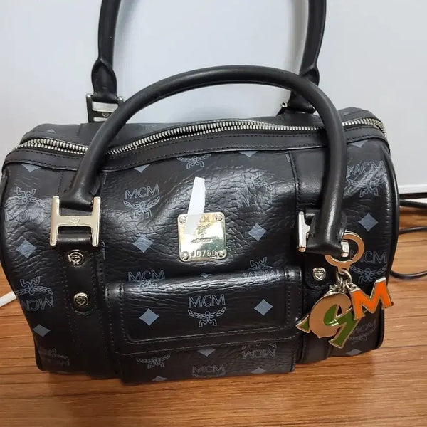 [BUNJANG] MCM Signature Logo Pattern Tote Bag with Charm / MCM 가방 성주택 있어요