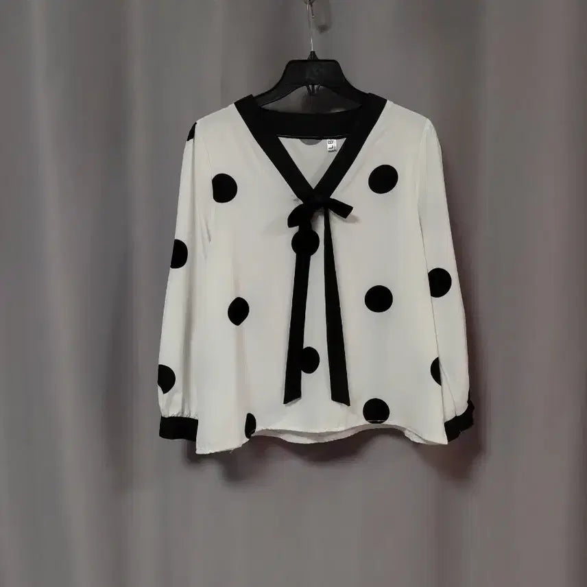 [BUNJANG] V-Neck Polka Dot Ribbon Blouse / 브이넥 도트 리본 블라우스