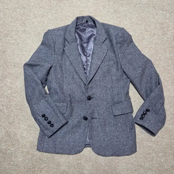 [BUNJANG] Gray Herringbone Blazer Slim Fit / 그레이 헤링본 블레이저 어깨 42소매63가슴48총장69표기 L사이즈 이나 슬림핏이여서95  ~97 정도 나옵니다