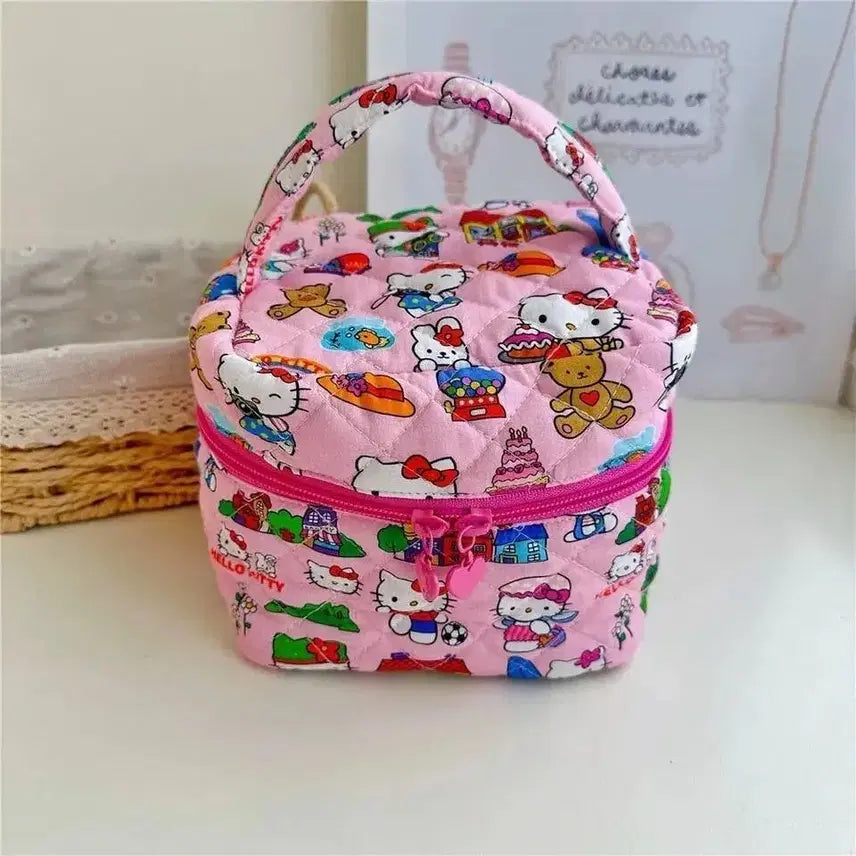 [BUNJANG] Hello Kitty Pouch Bag Cosmetic Bag / (예약배송)수입 핑크 헬로키티 누빔 패턴 손잡이 파우치백 가방 화장품