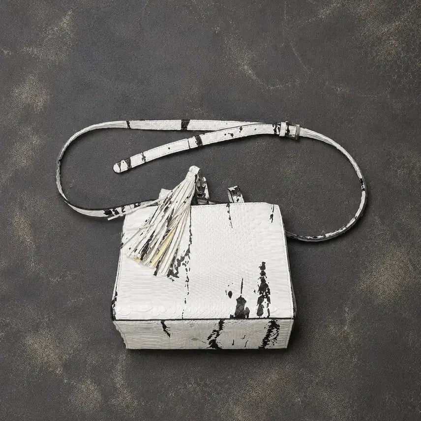[BUNJANG] Snake Tassel Crossbody Bag White / Unknown brand 스네이크 테슬 크로스백 화이트