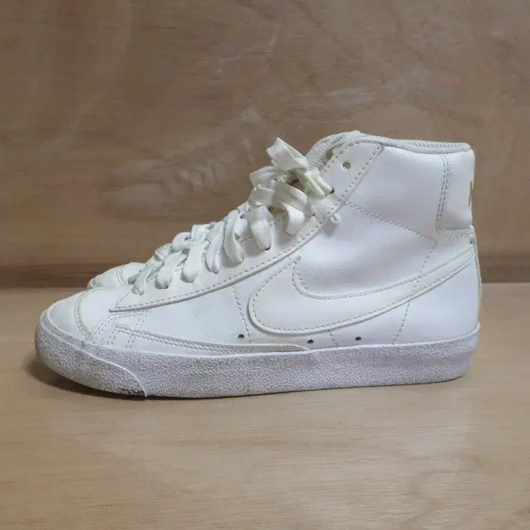 [BUNJANG] Nike Blazer Mid High Sneakers / 후루룩구제2 235 나이키 블레이저 미드 하이 스니커즈 신발 260908