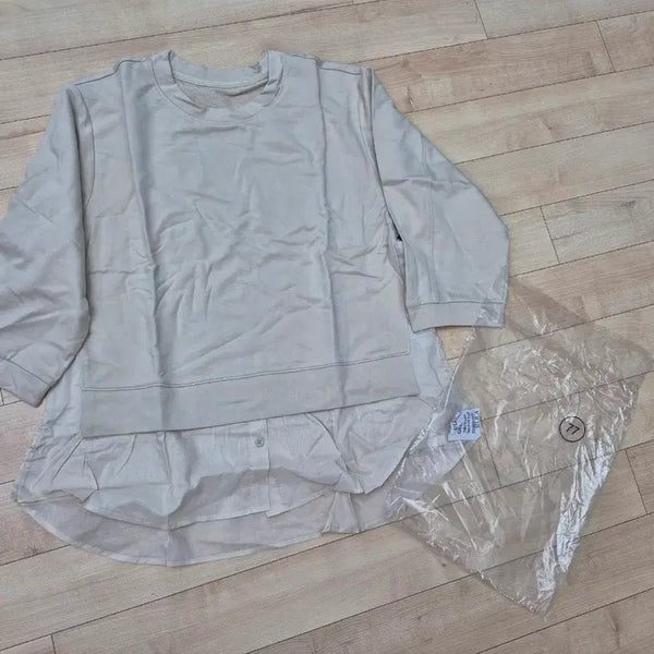 [BUNJANG] Brielle T-Shirt Size 77 / 브리엘 티  77 사이즈  비닐채새거여성스러운티에요난방을 안에 입은 듯한 느낌으로 치마 바지 모두 다 어울려요.비닐채 새옷입니다