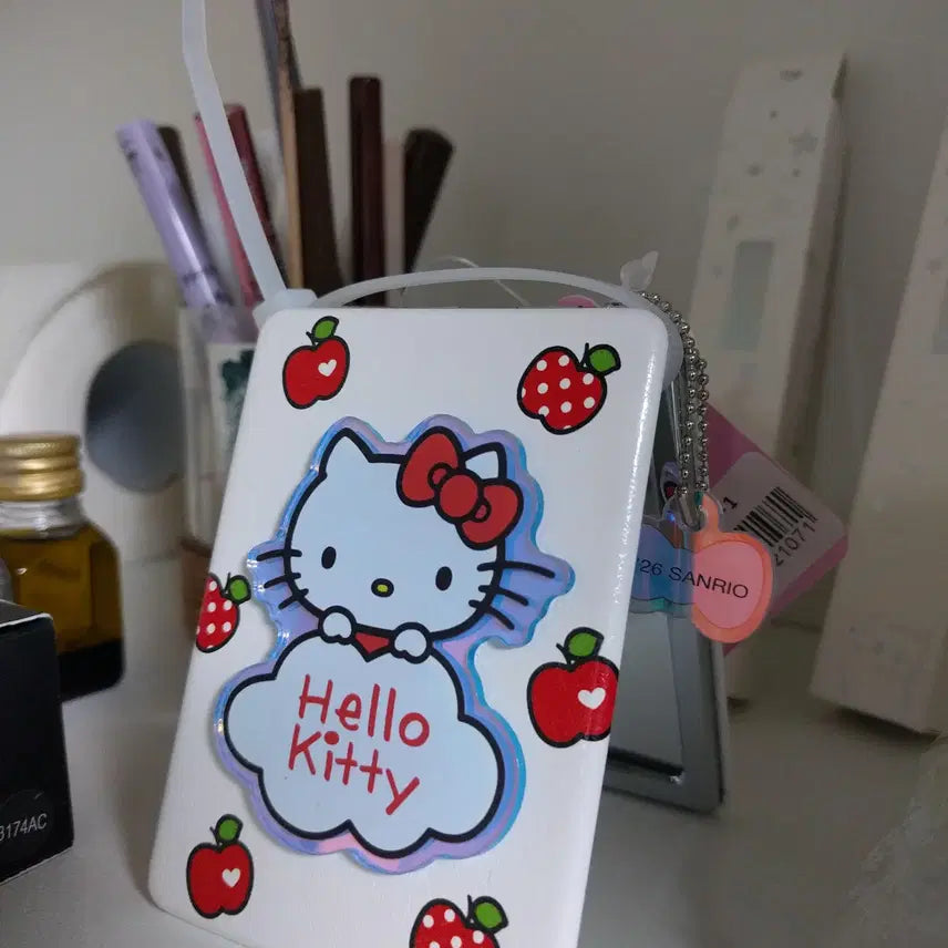 [BUNJANG] Sanrio Hello Kitty Folding Hand Mirror White / 헬로키티 접이식 손거울 사각 화이트 배경 / 백그라운드 HelloKitty 새상품 ( 흰색 ) 26년도 생산품 / 제품 Sanrio 산리오 휴대용