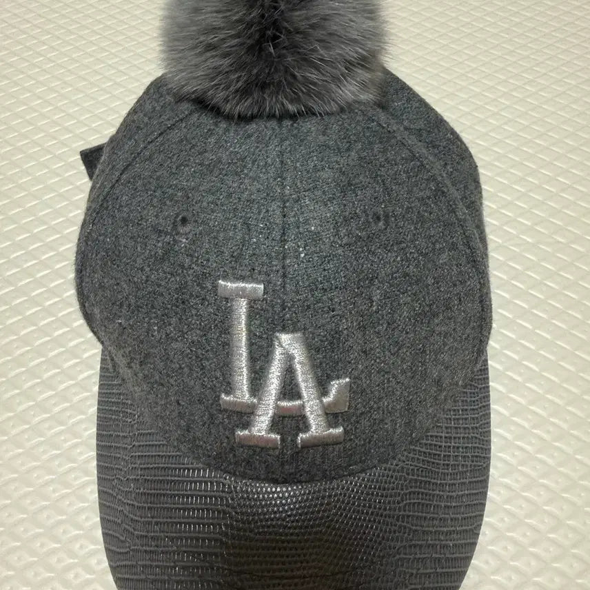 [BUNJANG] MLB Croc Leather Accent Wool Pom Pom Ball Cap - Grey / 엠엘비 모자