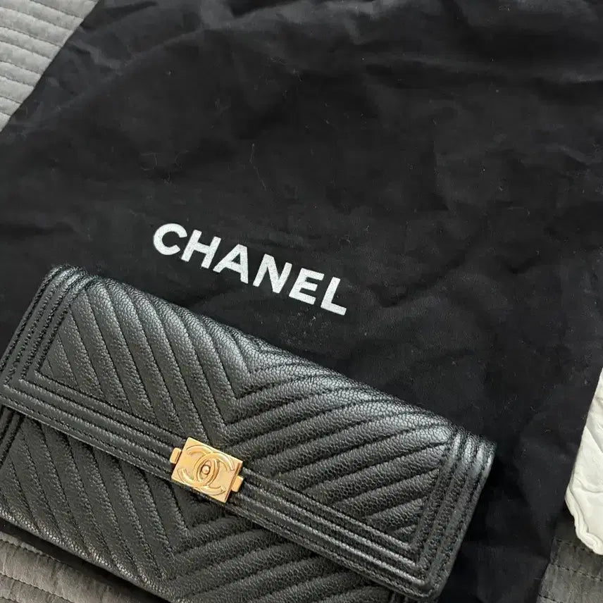 [BUNJANG] Chanel Boy Chanel Long Wallet with Detachable Strap / 샤넬 장지갑 보이샤넬 탈부착끈