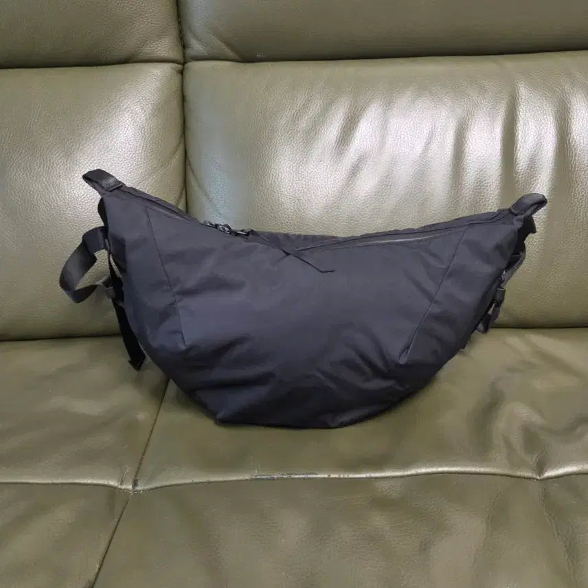 [BUNJANG] Blankof Graffpaper Crescent Bag Medium / 블랭코브 그라프페이퍼 크레센트백 미디엄 판매 합니다