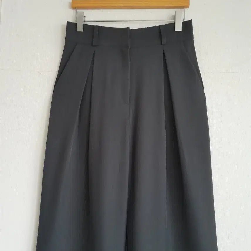 [BUNJANG] Charcoal Pleated Wide-Leg Slacks / 차콜색맞주름핀턱와이드 슬랙스