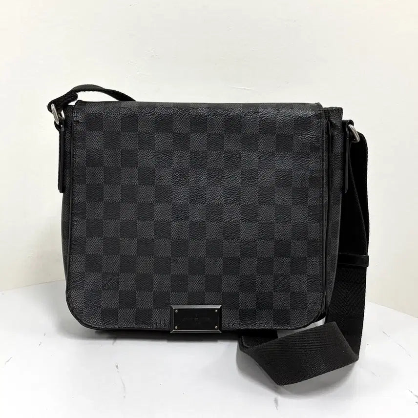 [BUNJANG] Louis Vuitton Damier Graphite District Messenger Bag / 루이비통 다미에 그라파이트 디스트릭트 메신저백 크로스백
