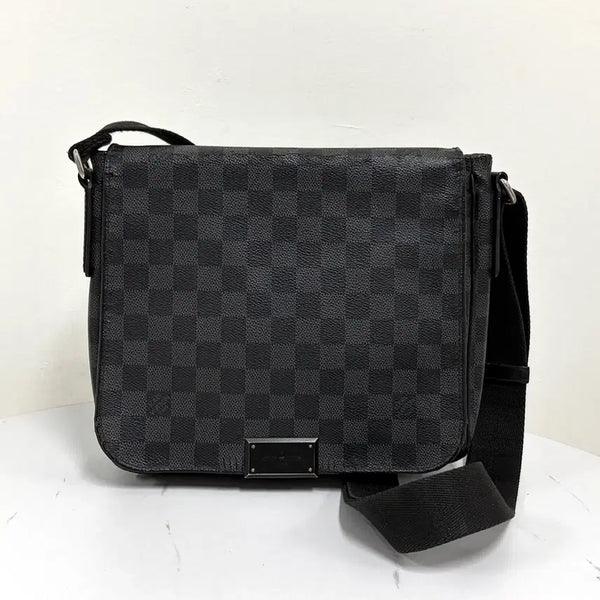 [BUNJANG] Louis Vuitton Damier Graphite District Messenger Bag / 루이비통 다미에 그라파이트 디스트릭트 메신저백 크로스백