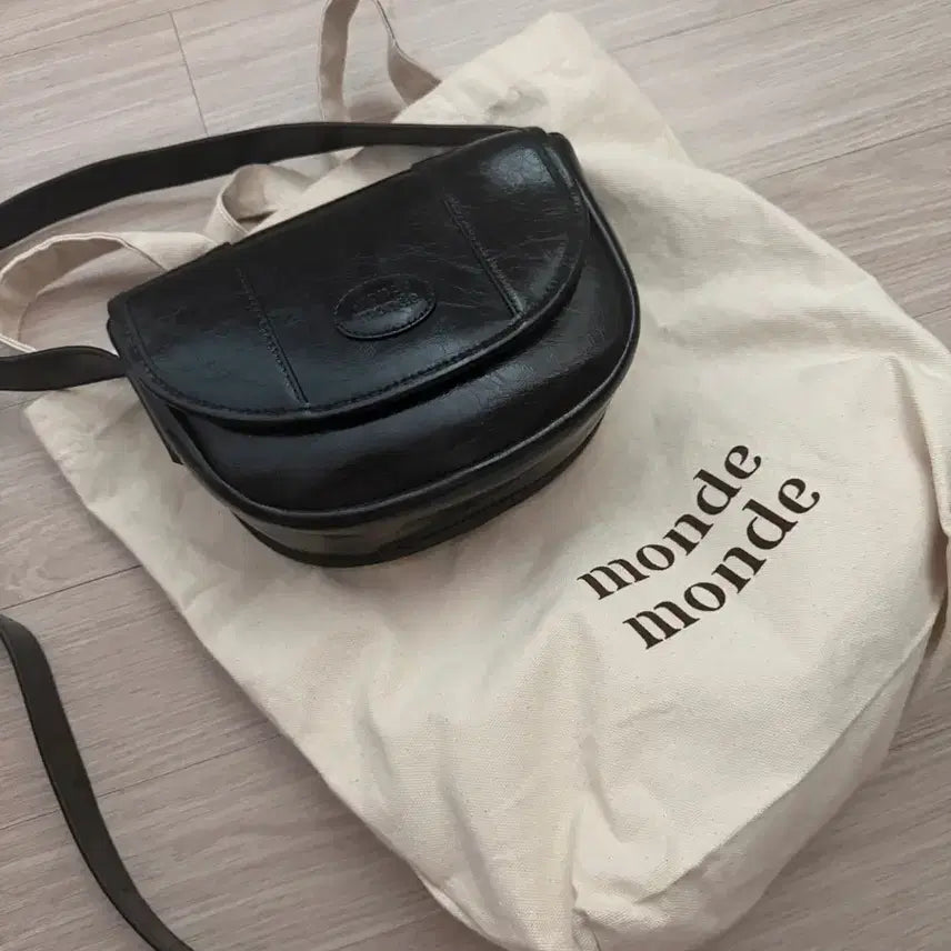 [BUNJANG] MondeMonde Classic Leather Half Moon Mini Bag / 몽드몽드 하프문 백 Classic Leather Half Moon mini Bag