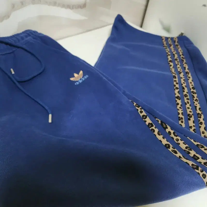 [BUNJANG] Adidas Blue Leopard Print Training Pants / 아디다스 트레이닝 팬츠 블루 레오파트 줄무늬