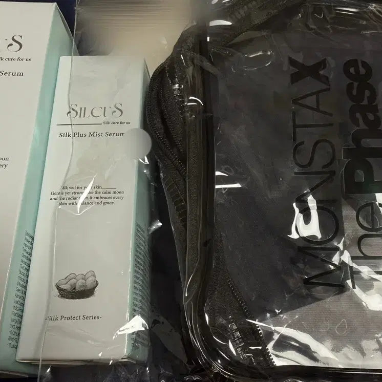 [BUNJANG] MONSTA X Official Goods Cosmetics Set & Pouch / 몬스타엑스 공방 역조공(화장품, 파우치)