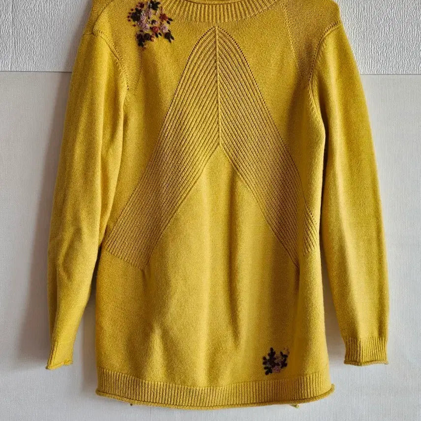 [BUNJANG] Yellow Embroidered Knit Sweater / 옐로우 자수 니트 스웨터