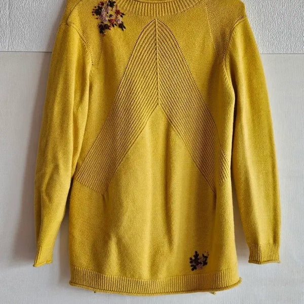 [BUNJANG] Yellow Embroidered Knit Sweater / 옐로우 자수 니트 스웨터