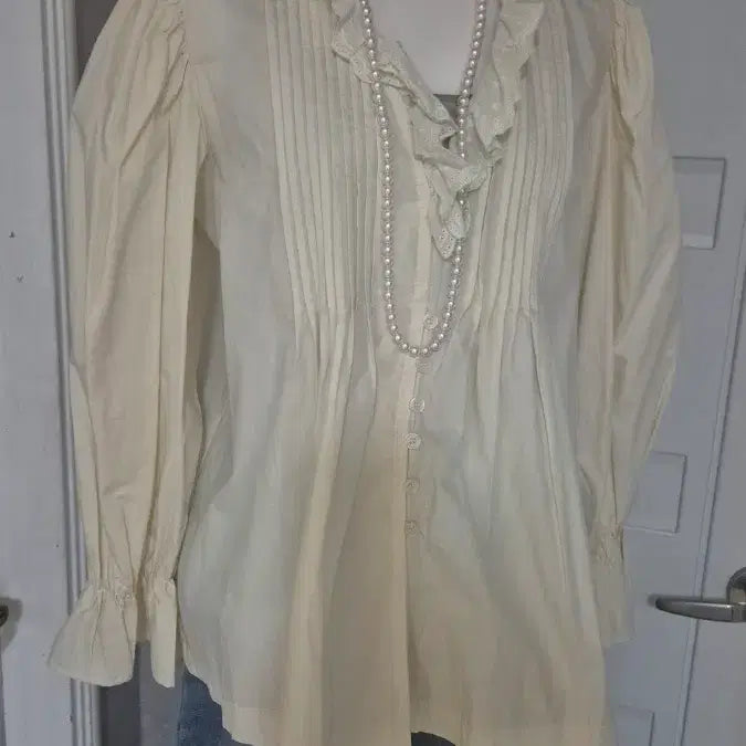 [BUNJANG] Ivory Pintuck Frill Blouse / 아이보리 핀턱 프릴 블라우스