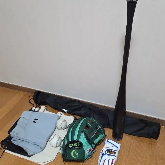 [BUNJANG] Dongwon Baseball Glove, Bat, Pants, and Accessories Bundle / 야구 용품 일괄