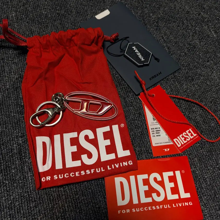 [BUNJANG] Diesel Holly-B Keychain Red / 디젤 홀리-B 키링 레드