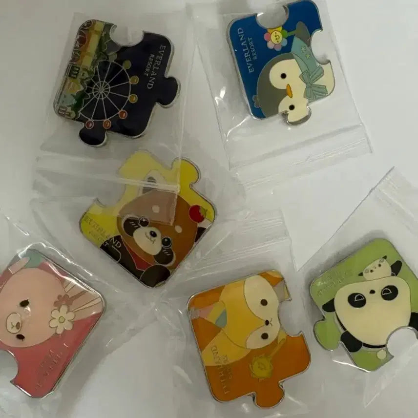 [BUNJANG] Everland Fubao Zootopia Random Badge / 에버랜드 푸바오 주토피아 랜덤 배지