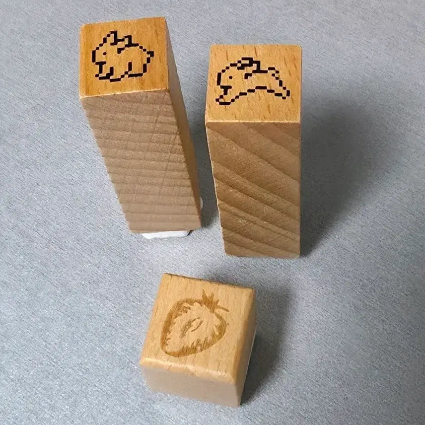 [BUNJANG] Composition Studio Pixel Rabbit & Strawberry Wood Stamps Set / 컴포지션 스튜디오 픽셀 토끼 우드 스탬프 빈티지 딸기 스탬프 다이어리 스티커
