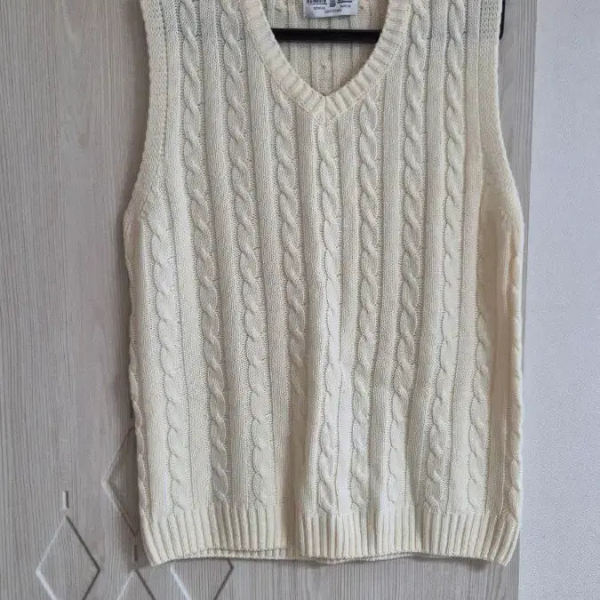 [BUNJANG] Ivory V-Neck Cable Knit Vest / 케이블 니트 조끼