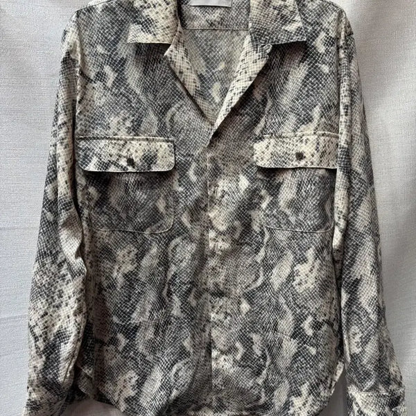 [BUNJANG] Theilma Python Snake Pattern Open Collar Blouse / 더일마 파이톤 뱀피 패턴 오픈카라 블라우스 (55~66)