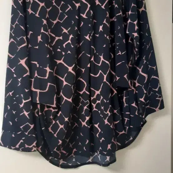 [BUNJANG] V-Neck Modern Blouse Navy Pink Pattern / V넥모던블라우스