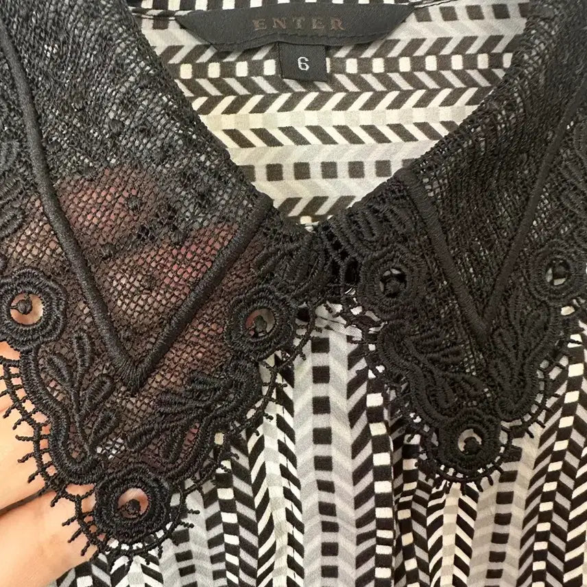 [BUNJANG] Black Lace Collar Pattern Blouse / 블랙 레이스 칼라 패턴 블라우스