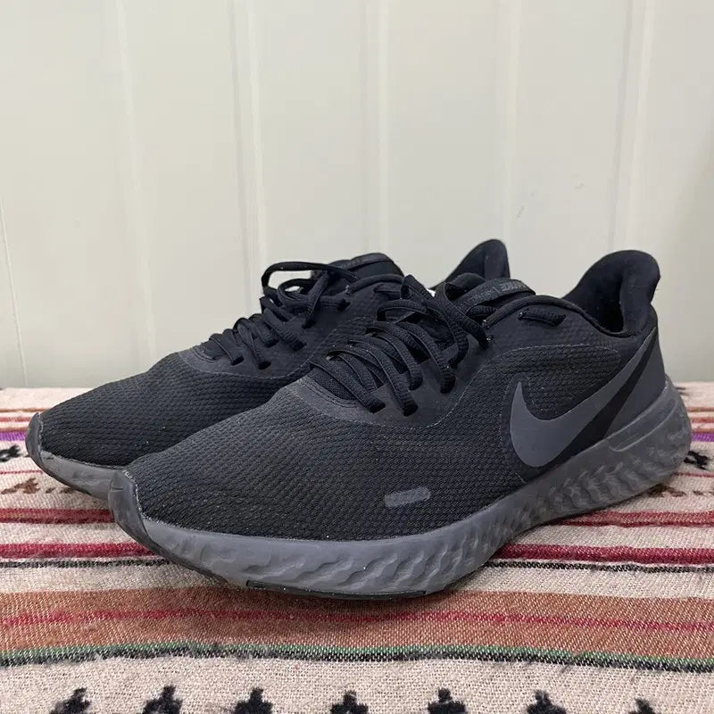[BUNJANG] Nike Revolution 5 Triple Black Sneakers 300 / 나이키 레볼루션 5 트리플블랙 운동화 300 X03979