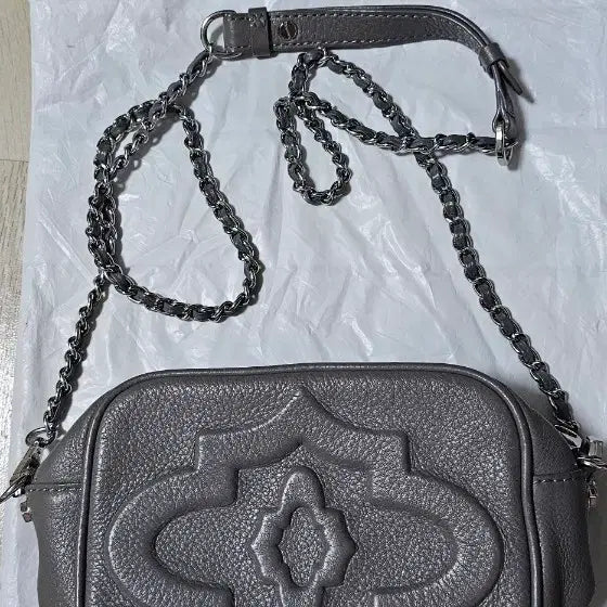 [BUNJANG] Gray Embossed Chain Crossbody Bag / 그레이 엠보싱 체인 크로스백