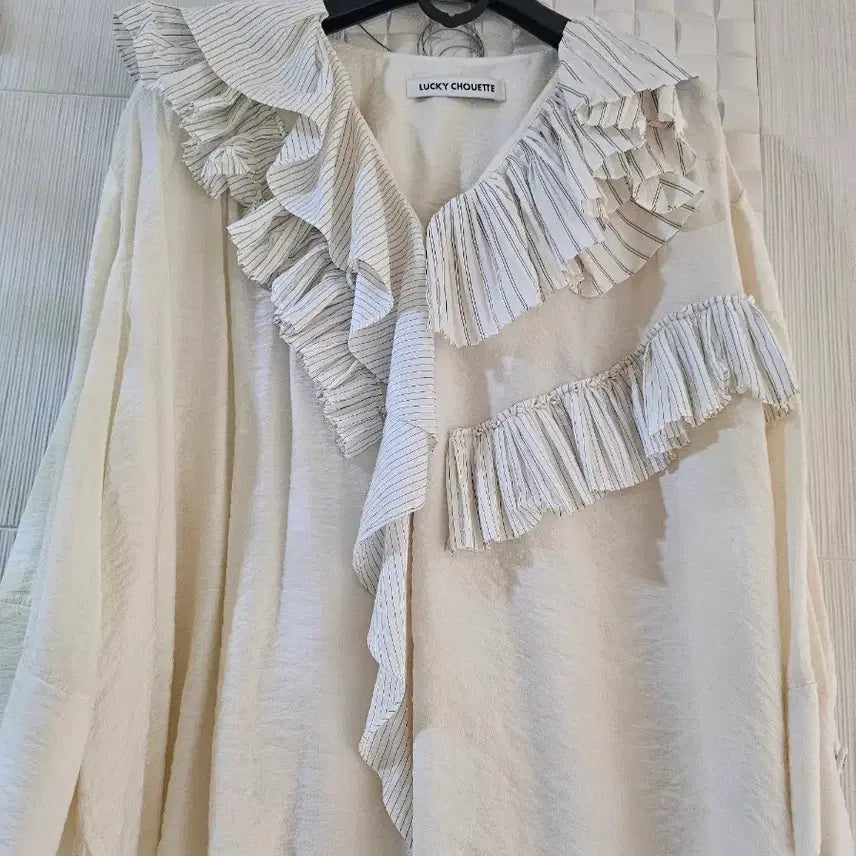 [BUNJANG] LUCKY CHOUETTE Ruffle Blouse Ivory / 럭키슈에뜨 프릴 블라우스 아이보리