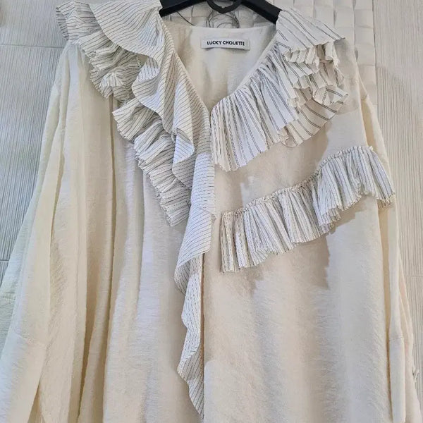[BUNJANG] LUCKY CHOUETTE Ruffle Blouse Ivory / 럭키슈에뜨 프릴 블라우스 아이보리