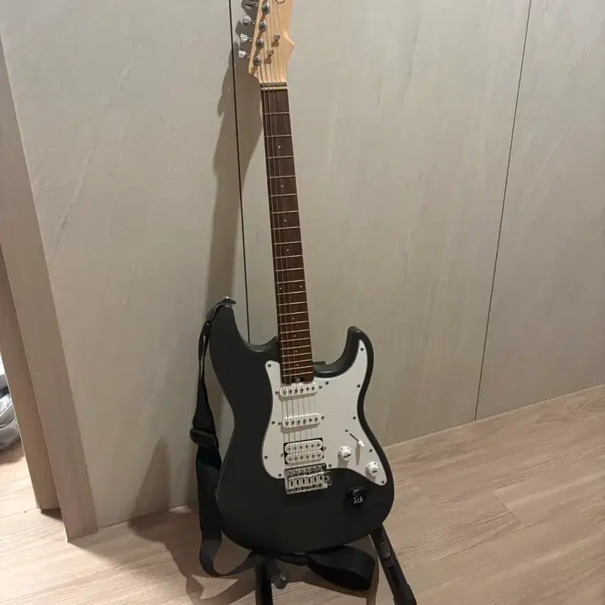[BUNJANG] HELLIX Strat Electric Guitar E100 STD Black / 헥스 스트랫 일렉기타 E100 STD 검정