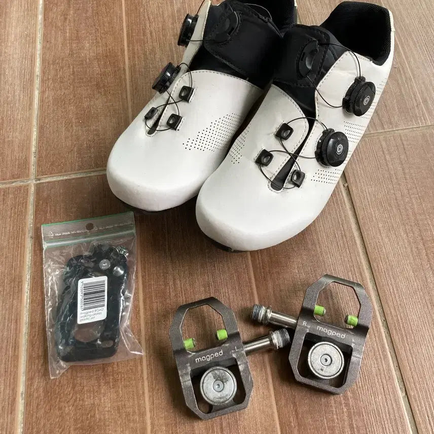 [BUNJANG] Magped Cleat Shoes (Size 41) / 매그페달과 노브랜드 클릿슈즈(41사이즈) 팝니다.