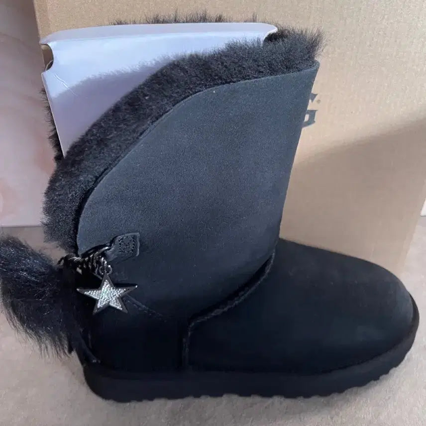 [BUNJANG] UGG Women's Classic Charm Boot - Black / [새상품] 어그 (UGG) 여성 메탈 참 장식 클래식 부츠 블랙 220 / 230 / 240