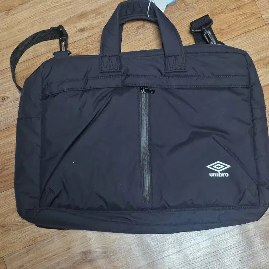 [BUNJANG] Umbro Black Shoulder Bag / 새상품 엄브로 블랙 숄더백 (FREE)