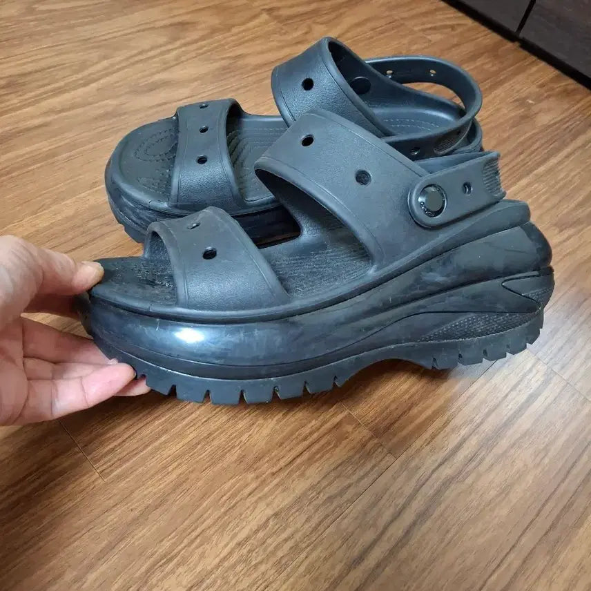 [BUNJANG] Crocs Mega Crush Sandal Black / 크록스 메가 크러쉬 샌들 블랙  7  235~240