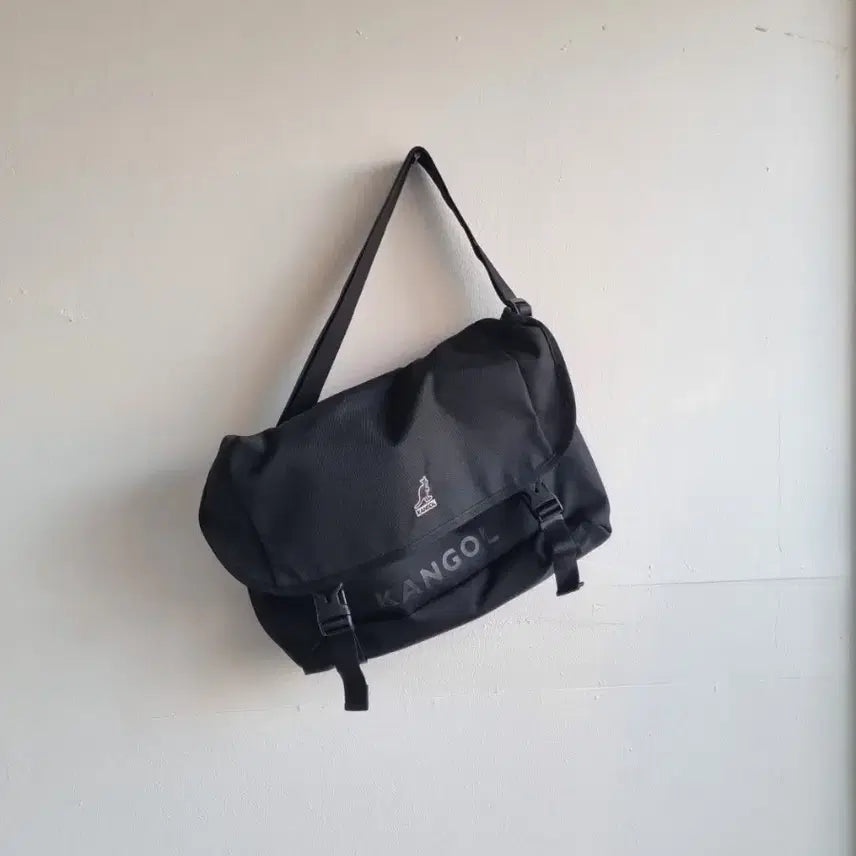 [BUNJANG] Kangol Messenger Bag / 캉골 메신저백
