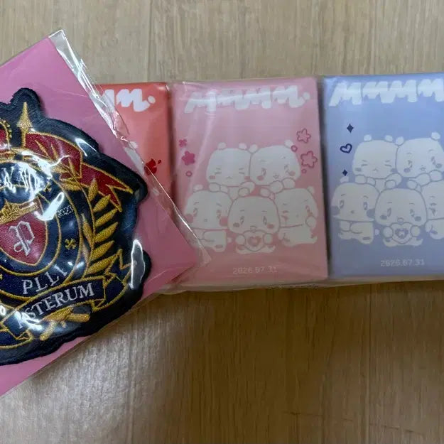 [BUNJANG] Pleiades Emblem Badge & Mmmimim Tissues Bundle Set / 플레이브 엠블럼 뱃지 므메미무 티슈 일괄 팝니다