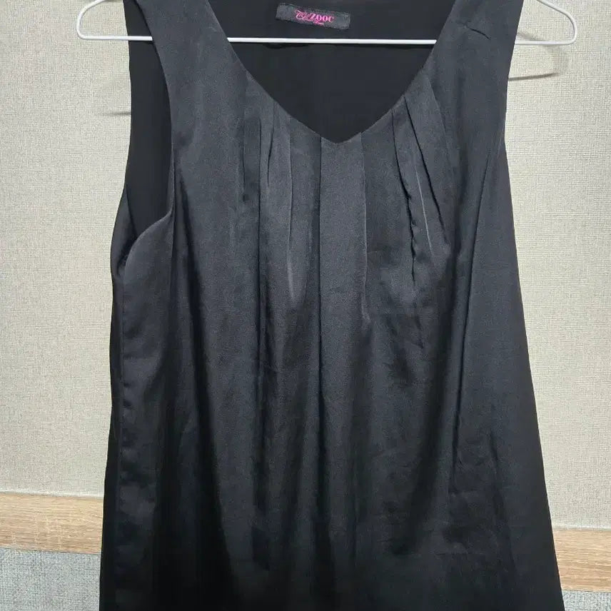 [BUNJANG] Ezzyoc Black V-Neck Sleeveless Blouse / Ezzyoc 블랙 블라우스
