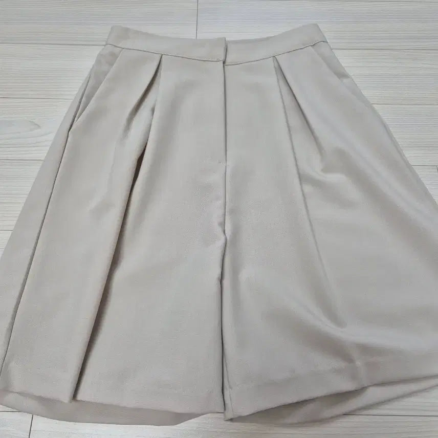 [BUNJANG] Beige Pinstripe Shorts / 베이지 핀턱 반바지