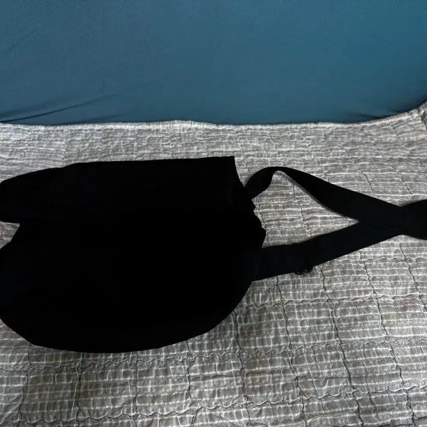 [BUNJANG] Uniqlo U Small Drawstring Bag Black / 유니클로U 스몰 드로우백 (블랙)