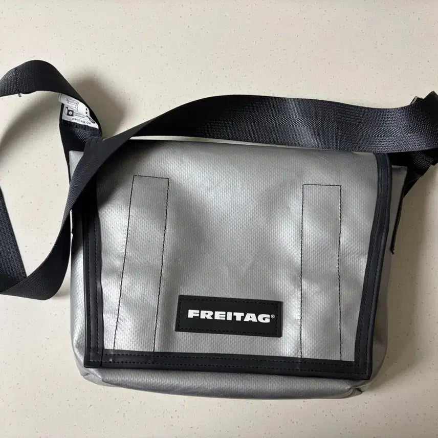 [BUNJANG] Freitag F48 Lassie Silver Messenger Bag / [프라이탁] 라씨 실버