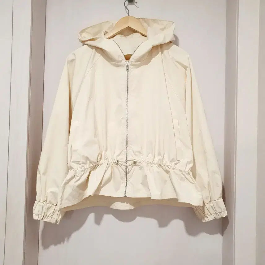 [BUNJANG] Ivory Hooded Windbreaker Jacket with Adjustable Waist / 아이보리 색상의  바람막이 자켓