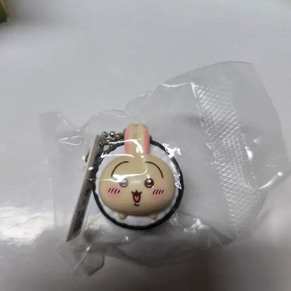 [BUNJANG] Chiikawa Usagi Figure & Can Badge Bundle / 먼작귀 치이카와 쿠라스시 콜라보 우사기 피규어 캔뱃지