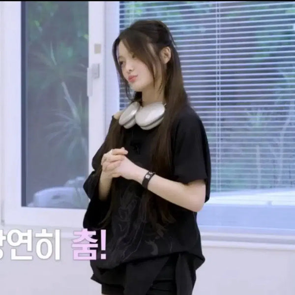 [BUNJANG] Iroha Black Graphic Unbalanced Eyelet Top / 쏜지크 Black Graphic Unbalanced 아일릿 이로하 손민수